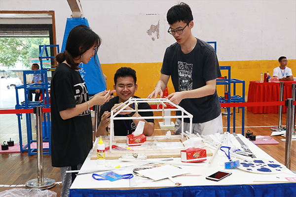 参赛小组成员合作完成模型制作 土木工程学院宣传部 隋明潓 摄0.jpg